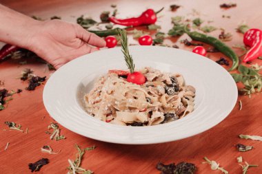 Taze salata tabağı ile karışık yeşillik