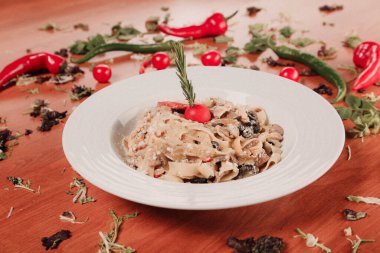 Taze salata tabağı ile karışık yeşillik