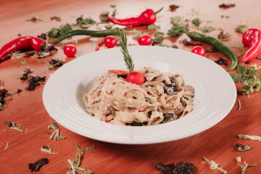 Taze salata tabağı ile karışık yeşillik