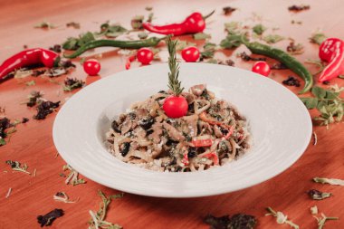 Taze salata tabağı ile karışık yeşillik