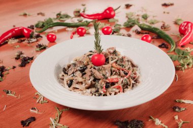 Taze salata tabağı ile karışık yeşillik