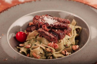 Taze salata tabağı ile karışık yeşillik