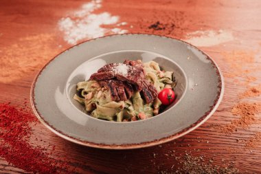 Taze salata tabağı ile karışık yeşillik