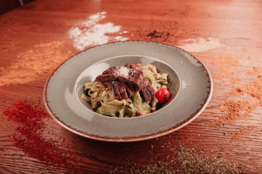 Taze salata tabağı ile karışık yeşillik