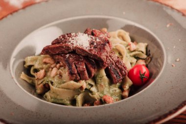 Taze salata tabağı ile karışık yeşillik