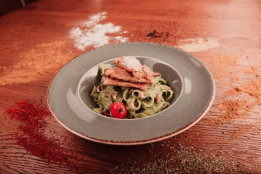 Taze salata tabağı ile karışık yeşillik