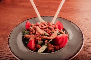 Taze salata tabağı ile karışık yeşillik