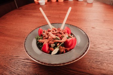 Taze salata tabağı ile karışık yeşillik