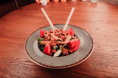 Taze salata tabağı ile karışık yeşillik