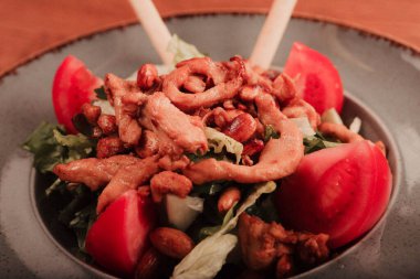 Taze salata tabağı ile karışık yeşillik