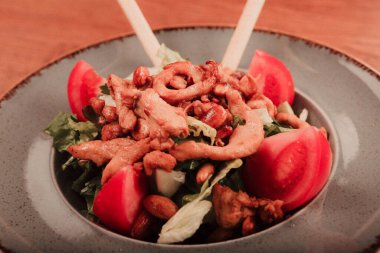 Taze salata tabağı ile karışık yeşillik