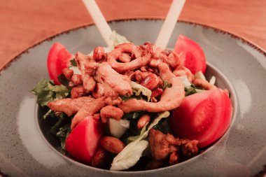 Taze salata tabağı ile karışık yeşillik