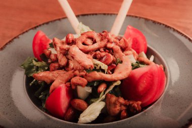 Taze salata tabağı ile karışık yeşillik