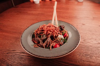 Taze salata tabağı ile karışık yeşillik