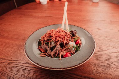 Taze salata tabağı ile karışık yeşillik