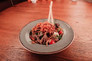 Taze salata tabağı ile karışık yeşillik