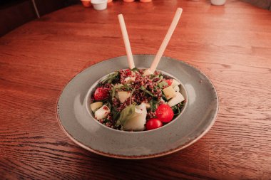 Taze salata tabağı ile karışık yeşillik