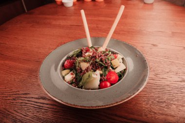 Taze salata tabağı ile karışık yeşillik