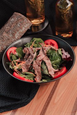 Taze salata tabağı ile karışık yeşillik