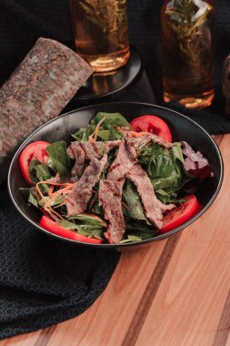 Taze salata tabağı ile karışık yeşillik