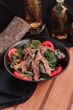 Taze salata tabağı ile karışık yeşillik