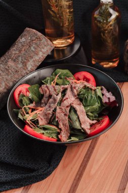 Taze salata tabağı ile karışık yeşillik