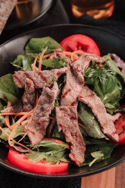 Taze salata tabağı ile karışık yeşillik