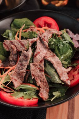 Taze salata tabağı ile karışık yeşillik