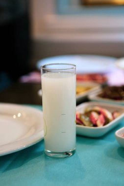 Özel Alkollü İçkili Rakılı Türk ve Yunan Geleneksel Yemek Masası. Uzo ve Türk Rakısı, Türkiye, Yunanistan, Kıbrıs ve Lübnan'da yaygın olarak tüketilen kuru anason aromalı bir aperatiftir.