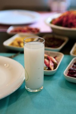 Özel Alkollü İçkili Rakılı Türk ve Yunan Geleneksel Yemek Masası. Uzo ve Türk Rakısı, Türkiye, Yunanistan, Kıbrıs ve Lübnan'da yaygın olarak tüketilen kuru anason aromalı bir aperatiftir.