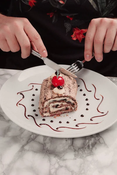 Masada lezzetli bir pasta var.