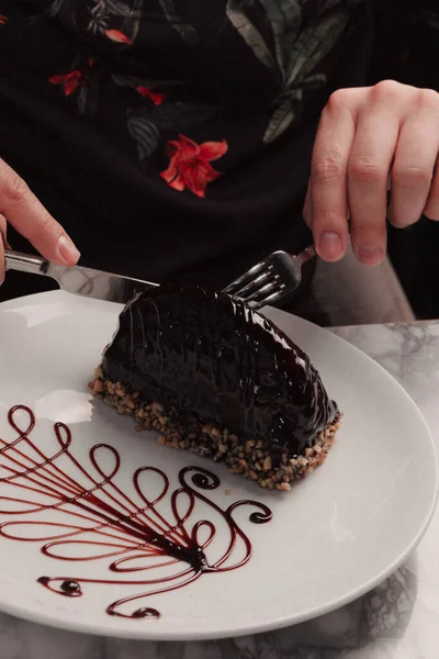 Tabuleiro Com Delicioso Bolo Mesa — Fotografia de Stock