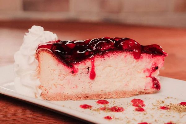 Masada lezzetli bir pasta var.