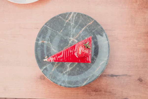 Papan Dengan Kue Lezat Atas Meja — Stok Foto