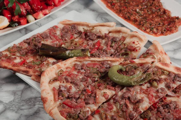 Geleneksel Türkçe fırında pide. Türk pizzası, Orta Doğu aperatifleri. Türk mutfağı. Et ile doldurulmuş çam