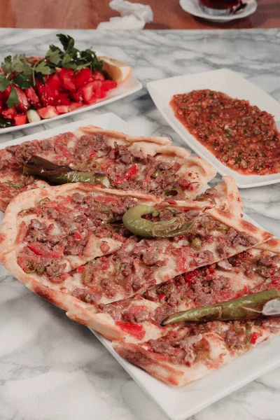 Geleneksel Türkçe fırında pide. Türk pizzası, Orta Doğu aperatifleri. Türk mutfağı. Et ile doldurulmuş çam
