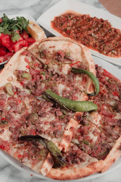 Geleneksel Türkçe fırında pide. Türk pizzası, Orta Doğu aperatifleri. Türk mutfağı. Et ile doldurulmuş çam