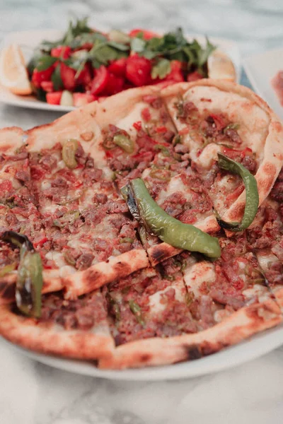 Geleneksel Türkçe fırında pide. Türk pizzası, Orta Doğu aperatifleri. Türk mutfağı. Et ile doldurulmuş çam