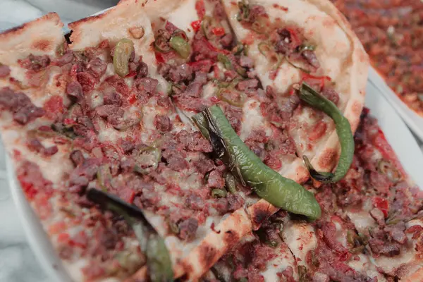 Geleneksel Türkçe fırında pide. Türk pizzası, Orta Doğu aperatifleri. Türk mutfağı. Et ile doldurulmuş çam