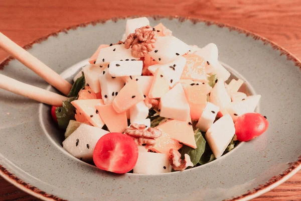 Taze salata tabağı ile karışık yeşillik