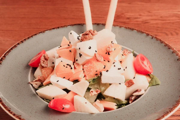 Taze salata tabağı ile karışık yeşillik