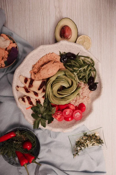 Taze salata tabağı ile karışık yeşillik