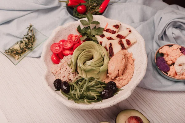 Taze salata tabağı ile karışık yeşillik