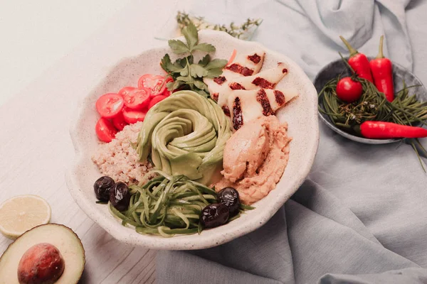 Taze salata tabağı ile karışık yeşillik