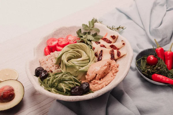 Taze salata tabağı ile karışık yeşillik