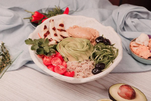 Taze salata tabağı ile karışık yeşillik