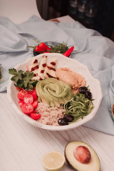 Taze salata tabağı ile karışık yeşillik