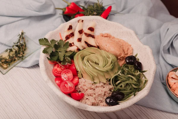 Taze salata tabağı ile karışık yeşillik