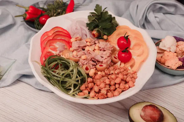 Taze salata tabağı ile karışık yeşillik