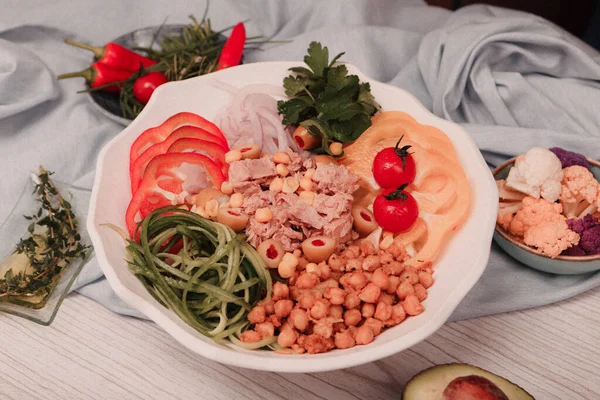 Taze salata tabağı ile karışık yeşillik